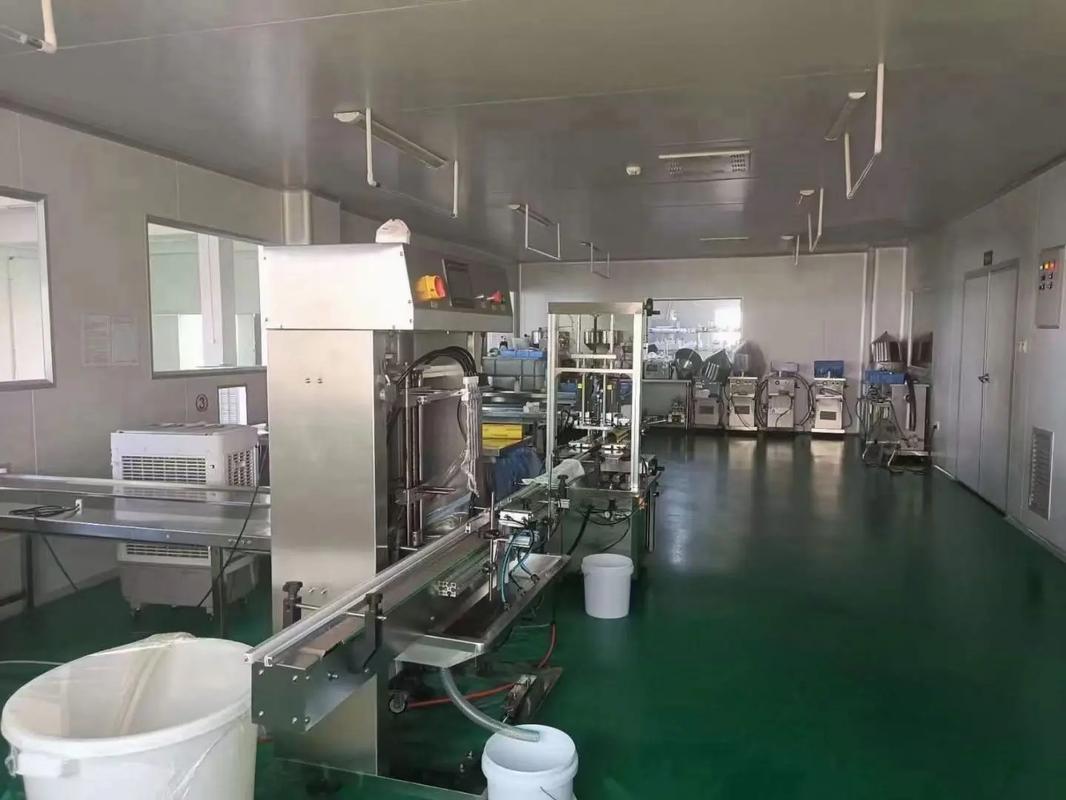 江高鎮(zhèn)化妝品護膚工廠機器誠心轉(zhuǎn)讓，廢鐵價處理